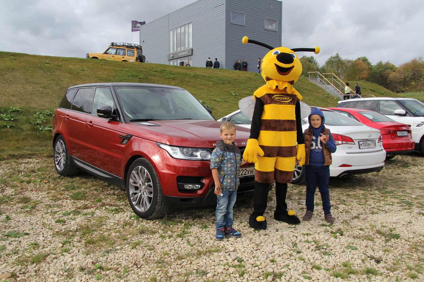 Пчела Вероника на мероприятии Land Rover Experience | Новости холдинга